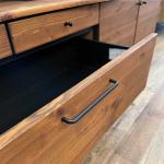 握りやすい横広デザインの取手