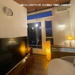 高い天井に吊るした参考