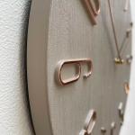 数字のパーツが反射して綺麗