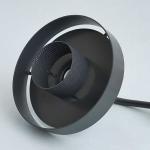 シェードの穴越しに電球のシルエットが見える
