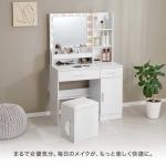レザー張りのスツールもセット