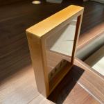 フレームの枠には天然木を使用