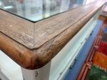 天板ガラスの縁には天然木アッシュ材