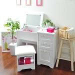 スツールの座面はPVCレザー