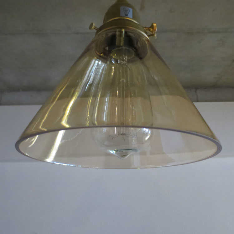 真鍮とガラスの照明が室内を幻想的に照らすペンダントライト-