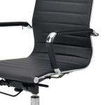 肘置き部分にまで合成レザーを使用