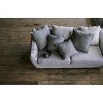 ゆったりめに設計された座面