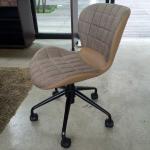 腰まわりを包み込む形状の座面