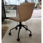 背面には同系色のPU生地