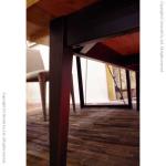 脚部は細身のデザイン