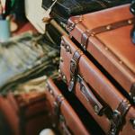 張地は合成レザーを採用